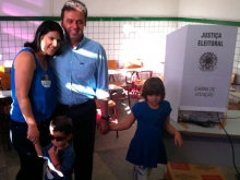 Carlos Eduardo (PDT) votou ao lado da família 