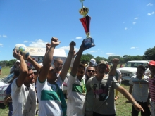 Laurinho entrega o troféu ao time da Rocinha